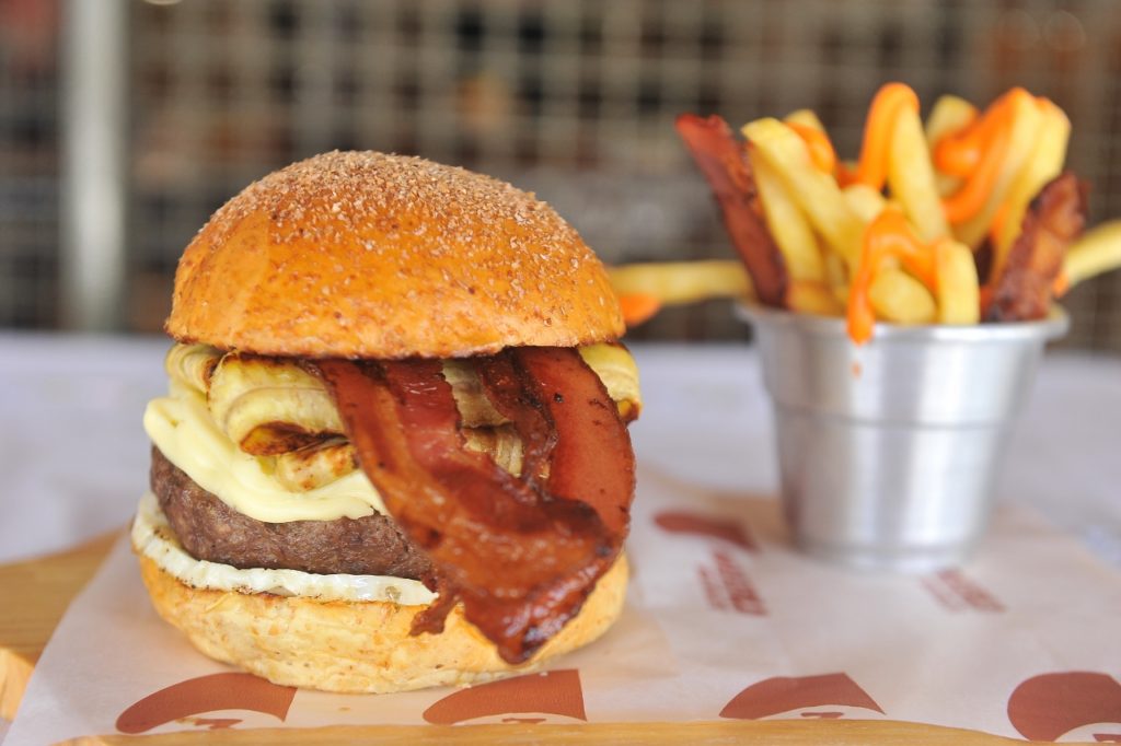 praia-burger-bovino-artesanal-com-fritas-cheddar-e-bacon