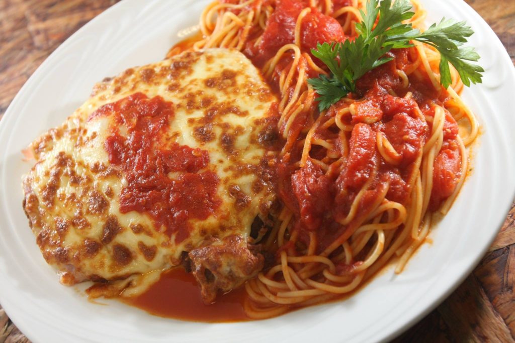 domus-italica-file-a-parmegiana-com-espaguete-ao-pomodoro-domus-italica