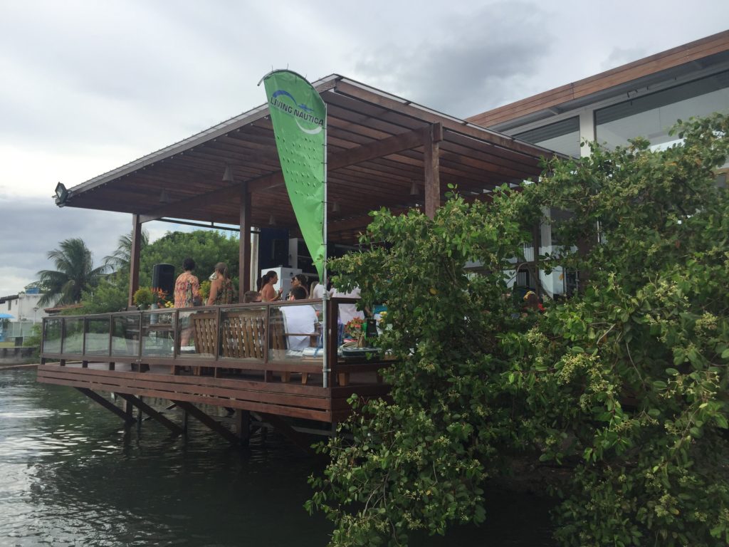 Living Náutica Marina - Deck do Restaurante de frente para o Canal.