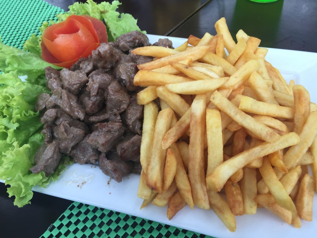 Tiras de Filé Mignon com molho Gorgonzola (vem separado) e Fritas. Enorme e bem gostoso! Tiras de Filé Mignon com molho Gorgonzola (vem separado) e Fritas. Enorme e bem gostoso!