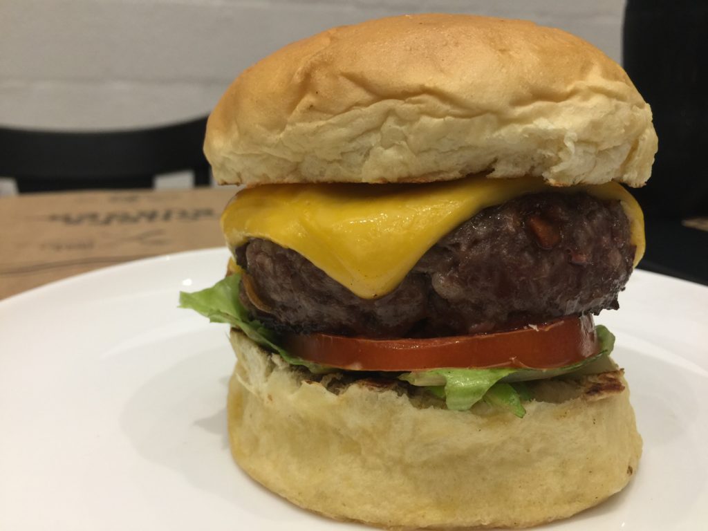 Original (R$ 14) - Burger de 170g, queijo prato, alface e tomate.