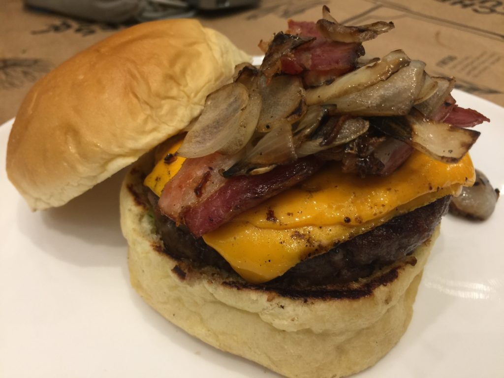 Clássico (R$ 15) - Burger de 170g, queijo cheddar, bacon e cebola grelhada.