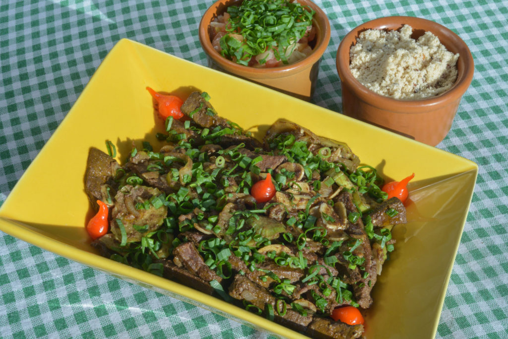 Faça o boteco em casa com uma receita de isca de fígado acebolado: Receita,  Como Fazer e Ingredientes