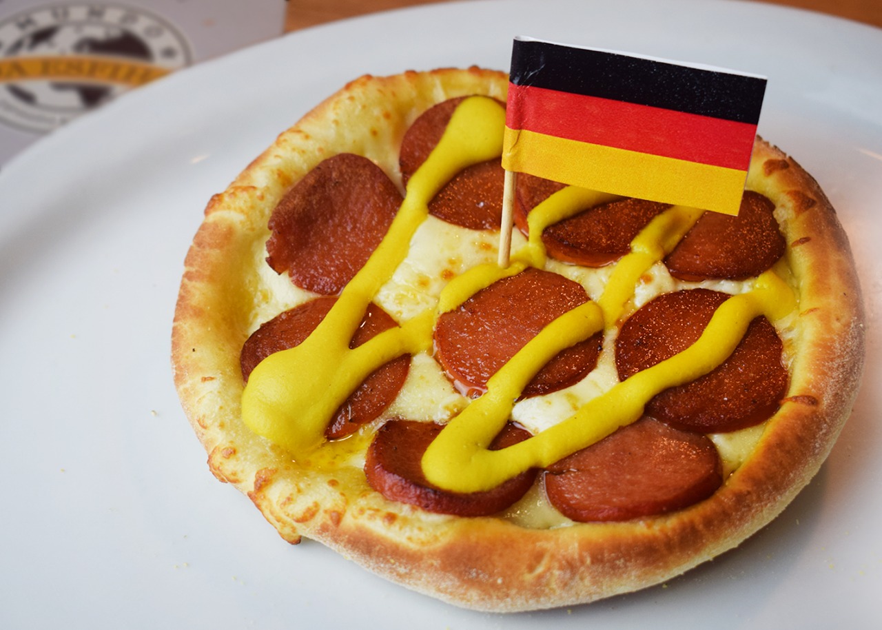 Alemanha: Salsichão com Mostarda.